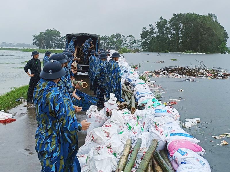 Người lính kiên cường ngăn bão lũ