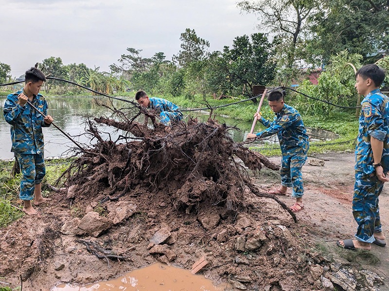 Tiểu đoàn 80, Trung đoàn 257 tích cực giúp nhân dân khắc phục hậu quả sau bão số 3