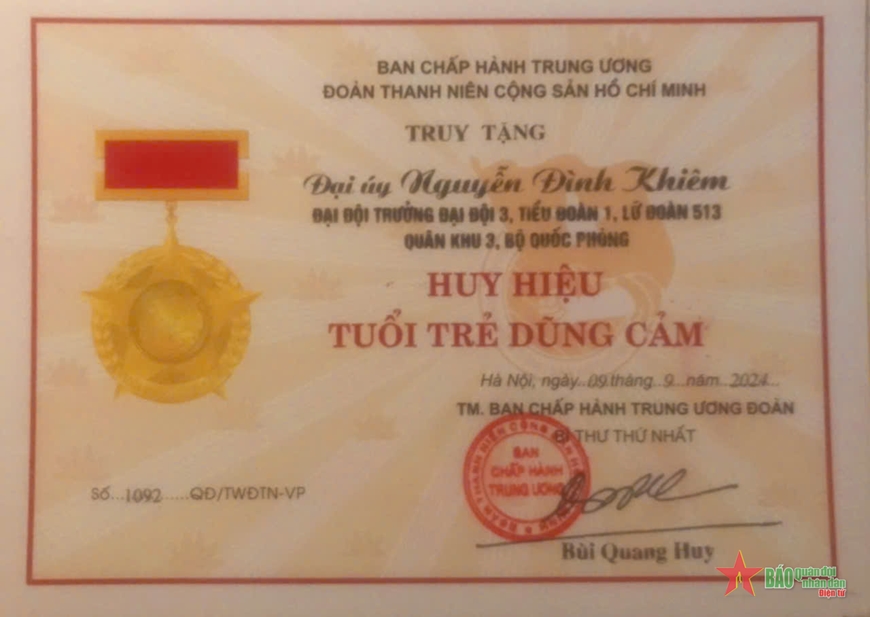 Bộ trưởng Bộ Quốc phòng truy thăng quân hàm từ Thượng úy lên Đại úy đối với đồng chí Nguyễn Đình Khiêm