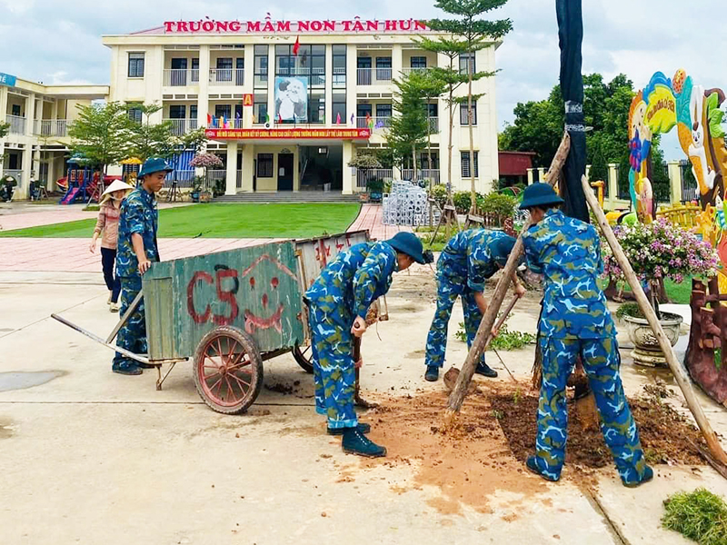 200 cán bộ, chiến sĩ Sư đoàn 365 giúp đỡ nhân dân trên địa bàn đóng quân khắc phục hậu quả con bão số 3