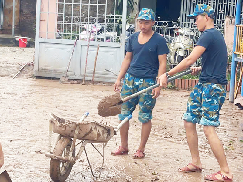 200 cán bộ, chiến sĩ Sư đoàn 365 giúp đỡ nhân dân trên địa bàn đóng quân khắc phục hậu quả con bão số 3