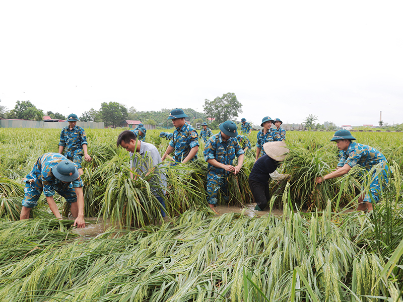 Các đơn vị trong Quân chủng Phòng không - Không quân tiếp tục cử lực lượng hỗ trợ nhân dân khắc phục hậu quả sau cơn bão số 3