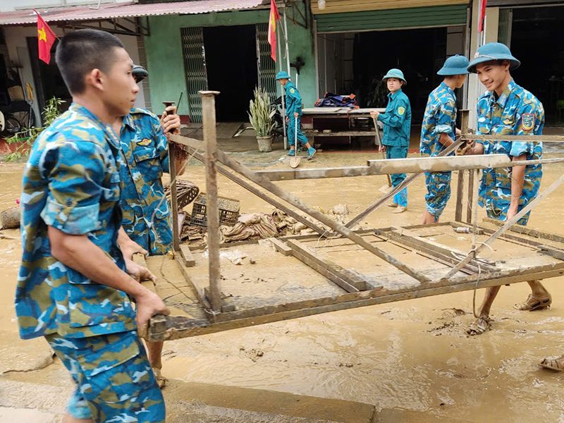 Các đơn vị trong Quân chủng Phòng không - Không quân tiếp tục cử lực lượng hỗ trợ nhân dân khắc phục hậu quả sau cơn bão số 3