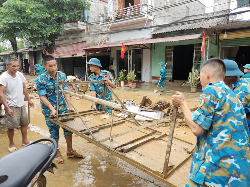 Các đơn vị trong Quân chủng Phòng không - Không quân tiếp tục cử lực lượng hỗ trợ nhân dân khắc phục hậu quả sau cơn bão số 3