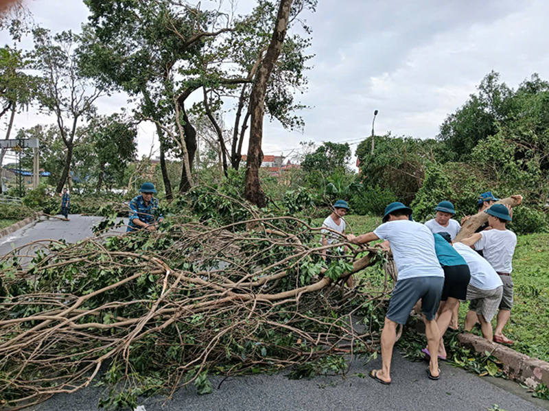 Các lực lượng của Quân chủng Phòng không - Không quân nỗ lực khắc phục hậu quả do cơn bão số 3 gây ra