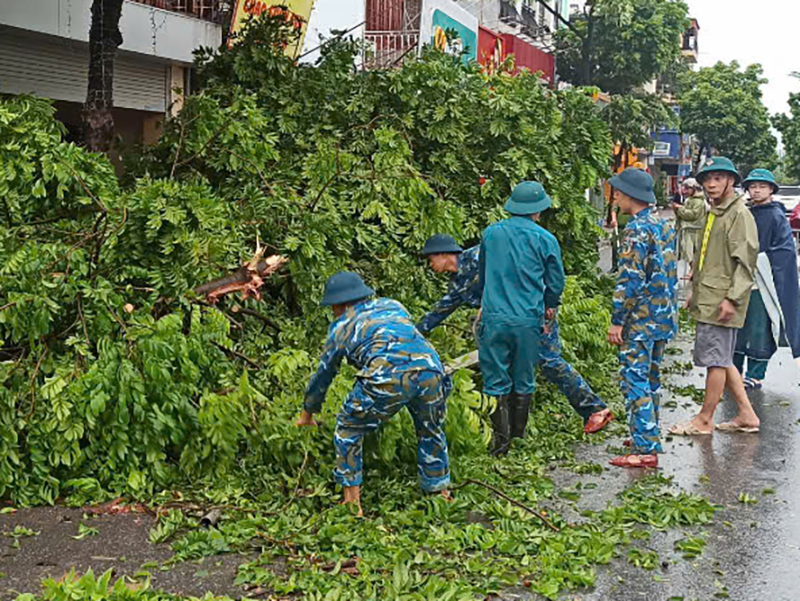 Các lực lượng của Quân chủng Phòng không - Không quân nỗ lực khắc phục hậu quả do cơn bão số 3 gây ra