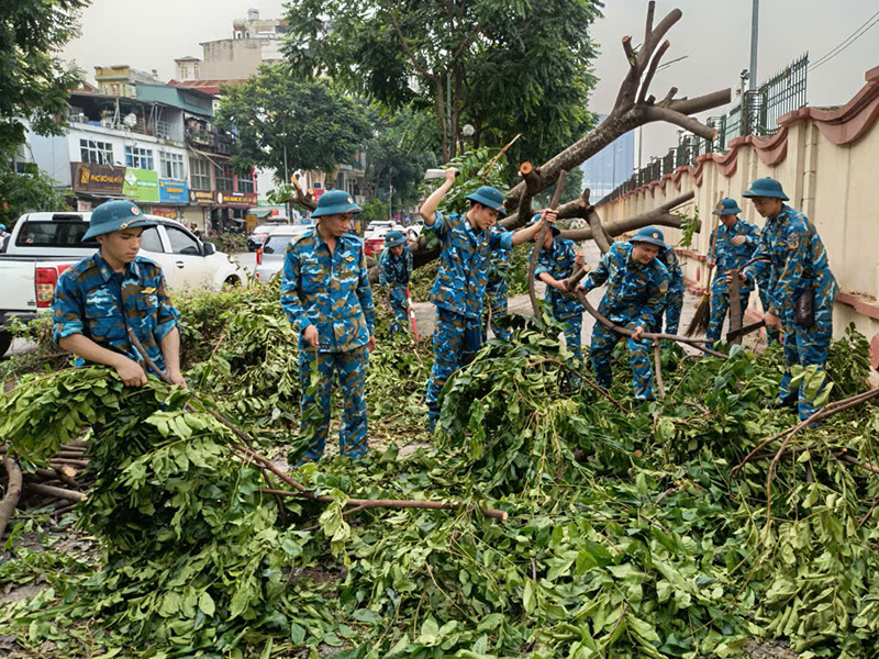 Bộ đội Phòng không - Không quân tham gia tổng vệ sinh môi trường, khắc phục hậu quả cơn bão số 3