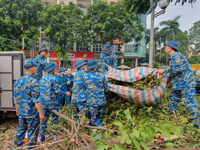 Bộ đội Phòng không - Không quân tham gia tổng vệ sinh môi trường, khắc phục hậu quả cơn bão số 3