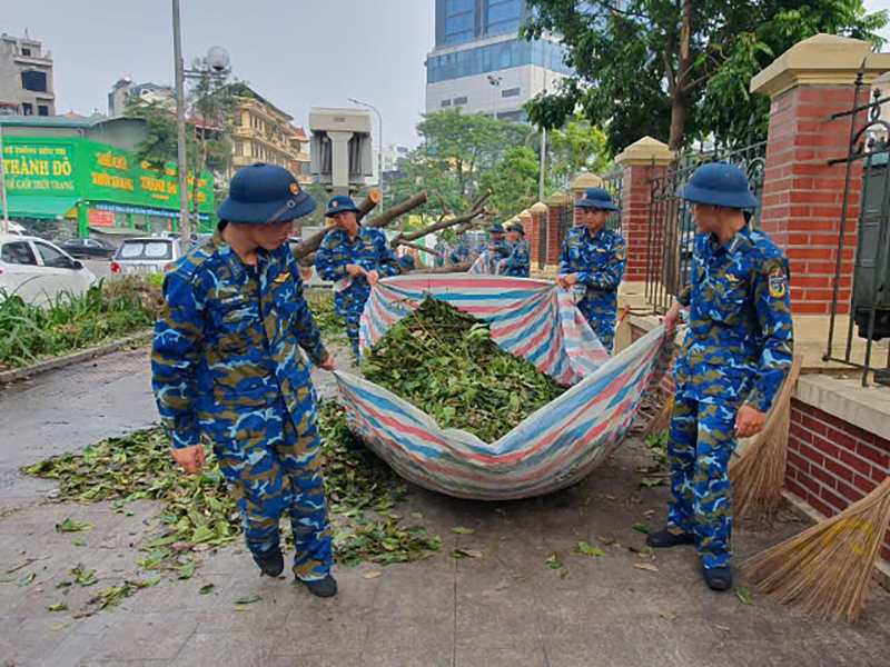 Bộ đội Phòng không - Không quân tham gia tổng vệ sinh môi trường, khắc phục hậu quả cơn bão số 3