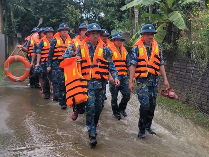 Các đơn vị trong Quân chủng Phòng không - Không quân tiếp tục cử lực lượng hỗ trợ nhân dân khắc phục hậu quả sau cơn bão số 3