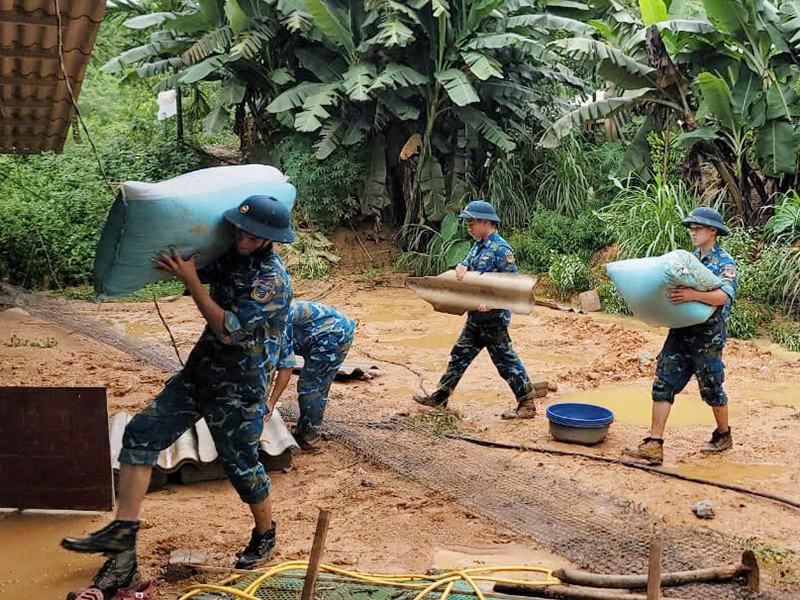 Các đơn vị trong Quân chủng Phòng không - Không quân tiếp tục cử lực lượng hỗ trợ nhân dân khắc phục hậu quả sau cơn bão số 3