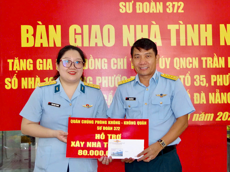 Sư đoàn 372 tổ chức khánh thành và bàn giao “Nhà Tình nghĩa”  tặng gia đình chính sách