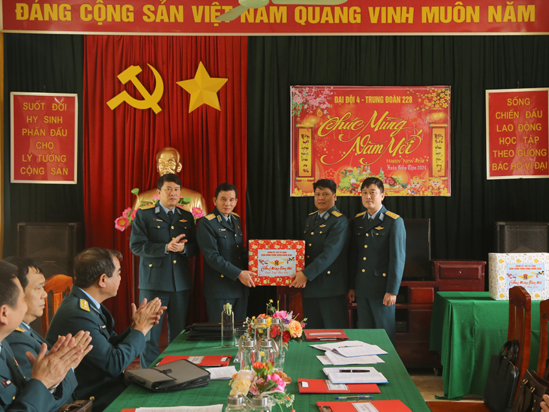 Trung tướng Trần Ngọc Quyến - Chính ủy Quân chủng PK-KQ kiểm tra sẵn sàng chiến đấu và chúc Tết Sư đoàn 365 và Trung đoàn 927
