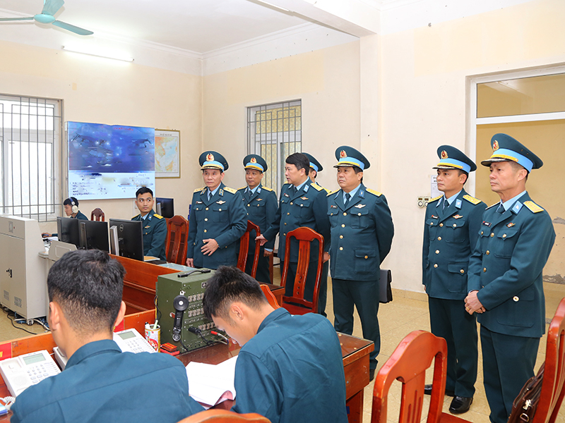 Trung tướng Trần Ngọc Quyến - Chính ủy Quân chủng PK-KQ kiểm tra sẵn sàng chiến đấu và chúc Tết Sư đoàn 365 và Trung đoàn 927