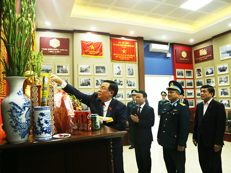 Chủ tịch Quốc hội Vương Đình Huệ thăm, chúc Tết Trung đoàn Không quân 921