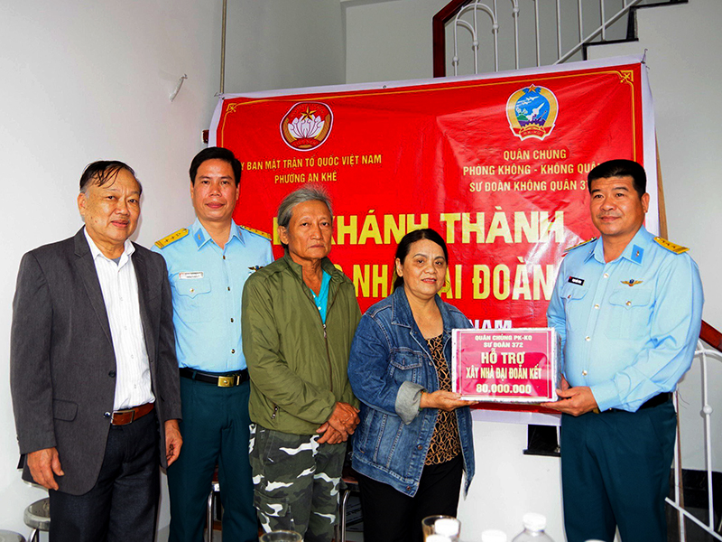 Sư đoàn 372 bàn giao “Nhà đại đoàn kết” tặng gia đình ông Đỗ Văn Nam