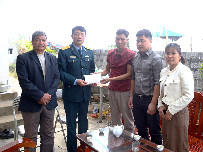 Quân chủng Phòng không - Không quân trao quà động viên gia đình liệt sĩ Vũ Văn Thiện