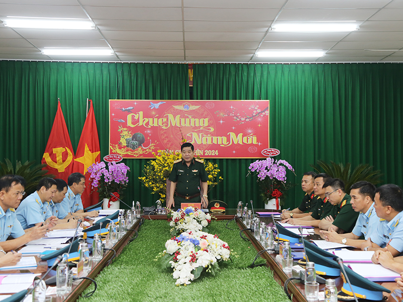 Trung tướng Nguyễn Văn Gấu - Phó Chủ nhiệm Tổng cục Chính trị kiểm tra Sư đoàn 370