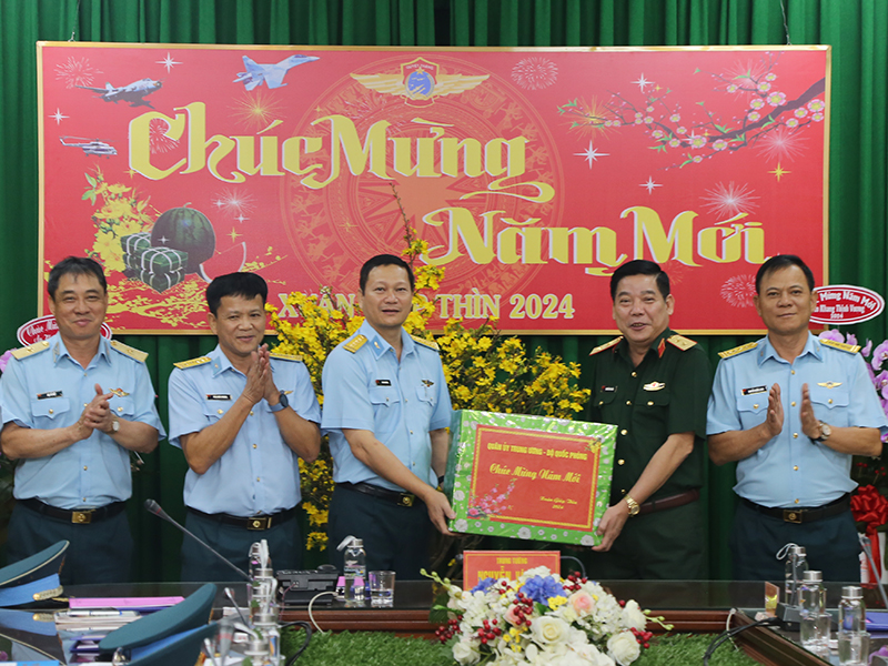 Trung tướng Nguyễn Văn Gấu - Phó Chủ nhiệm Tổng cục Chính trị kiểm tra Sư đoàn 370
