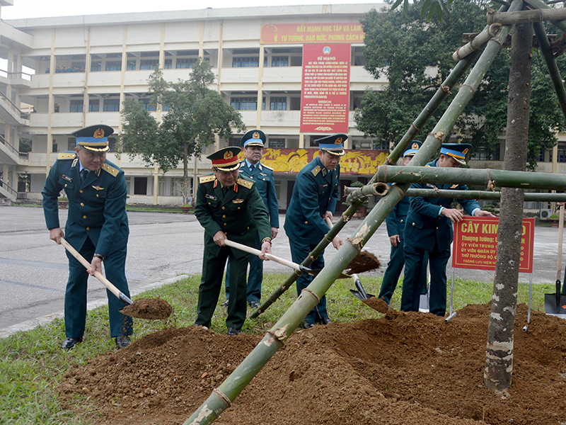 Thượng tướng Lê Huy Vịnh - Thứ trưởng Bộ Quốc phòng thăm và chúc Tết Học viện Phòng không-Không quân