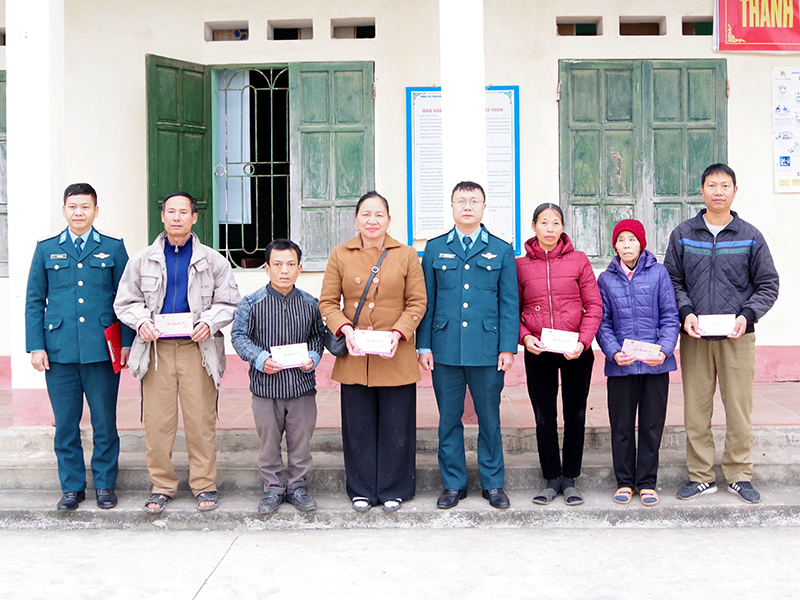 Sư đoàn 365 tặng quà các gia đình có hoàn cảnh khó khăn trên địa bàn tỉnh Bắc Giang