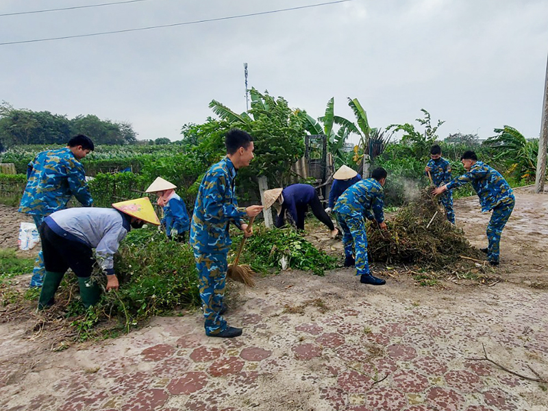 Sư đoàn Không quân 371 giúp nhân dân vệ sinh môi trường