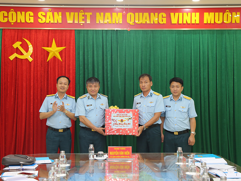 Trung tướng Nguyễn Văn Hiền - Tư lệnh Quân chủng PK-KQ kiểm tra sẵn sàng chiến đấu, chúc Tết một số đơn vị trực thuộc Sư đoàn 367 và Sư đoàn 370