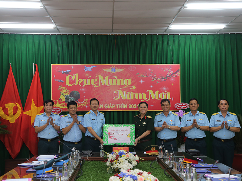 Trung tướng Phạm Trường Sơn - Phó Tổng Tham mưu trưởng QĐND Việt Nam kiểm tra sẵn sàng chiến đấu tại Sư đoàn 367 và Sư đoàn 370