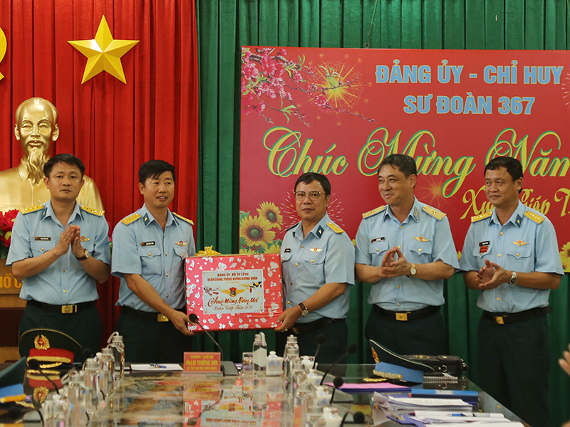Trung tướng Phạm Trường Sơn - Phó Tổng Tham mưu trưởng QĐND Việt Nam kiểm tra sẵn sàng chiến đấu tại Sư đoàn 367 và Sư đoàn 370