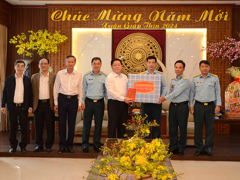 Đồng chí Nguyễn Trọng Nghĩa - Bí thư Trung ương Đảng, Trưởng ban Tuyên giáo Trung ương thăm, chúc Tết Sư đoàn 372