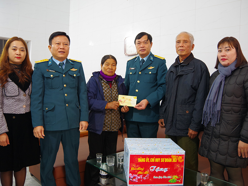 Sư đoàn 363 tặng quà các gia đình chính sách, có hoàn cảnh khó khăn trên địa bàn thành phố Hải Phòng