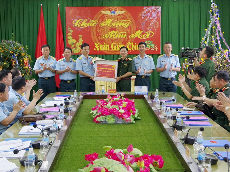 Thượng tướng Nguyễn Tân Cương kiểm tra sẵn sàng chiến đấu và chúc Tết Sư đoàn 377
