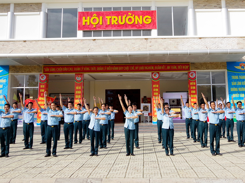 Sư đoàn 377 tổ chức hướng dẫn các điệu vũ trong sinh hoạt tập thể cho bộ đội năm 2024