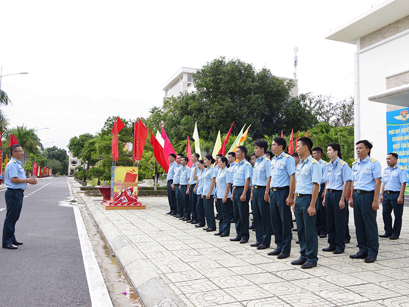 Sư đoàn 377 tổ chức hướng dẫn các điệu vũ trong sinh hoạt tập thể cho bộ đội năm 2024