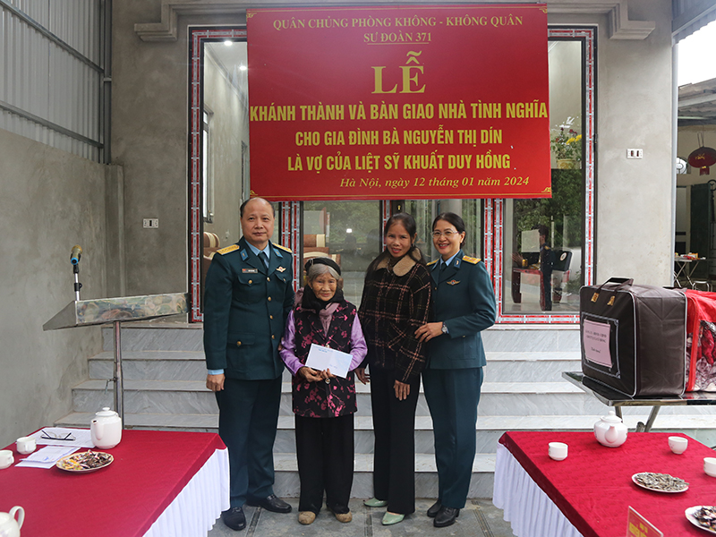 Sư đoàn 371 tổ chức Lễ khánh thành và bàn giao “Nhà tình nghĩa” cho gia đình Bà Nguyễn Thị Dín