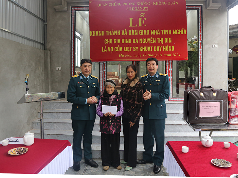 Sư đoàn 371 tổ chức Lễ khánh thành và bàn giao “Nhà tình nghĩa” cho gia đình Bà Nguyễn Thị Dín