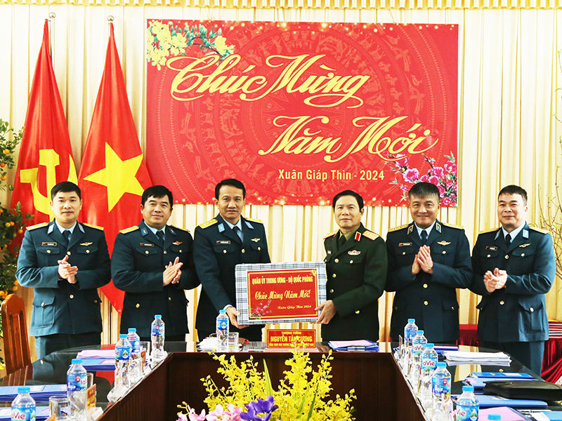 Thượng tướng Nguyễn Tân Cương thăm, kiểm tra, chúc Tết Trung đoàn Không quân 927