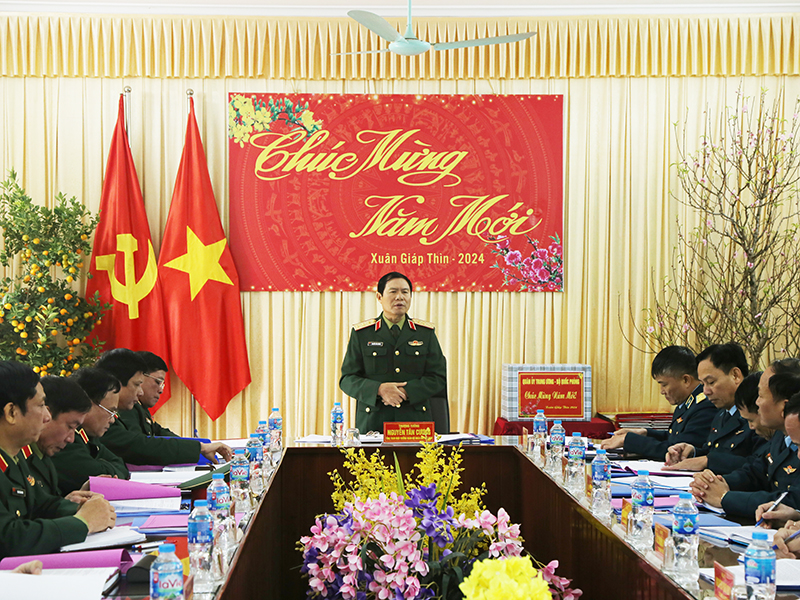 Thượng tướng Nguyễn Tân Cương thăm, kiểm tra, chúc Tết Trung đoàn Không quân 927