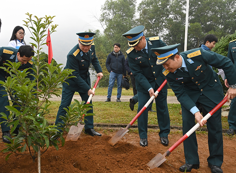 Trung đoàn 250 tổ chức Chương trình “Xuân canh trời - Tết thắm tình quân dân” và phát động Tết trồng cây “Đời đời nhớ ơn Bác Hồ”