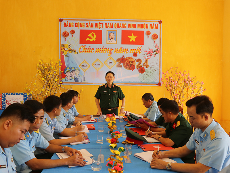 Trung tướng Phạm Trường Sơn - Phó Tổng Tham mưu trưởng QĐND Việt Nam kiểm tra, chúc tết Trung đoàn 917 và Trạm Ra đa 50