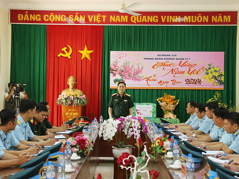 Trung tướng Phạm Trường Sơn - Phó Tổng Tham mưu trưởng QĐND Việt Nam kiểm tra, chúc tết Trung đoàn 917 và Trạm Ra đa 50