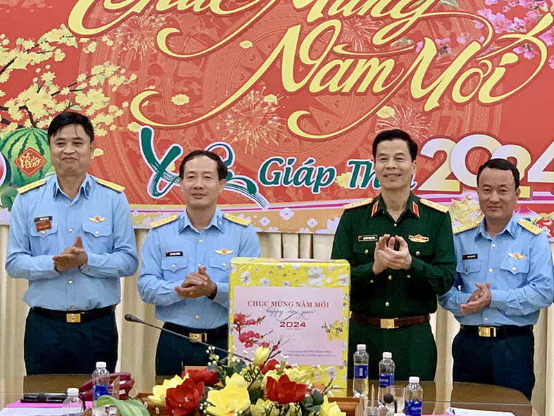 Trung tướng Nguyễn Trọng Bình kiểm tra, chúc Tết Sư đoàn 375 và Trung đoàn 929