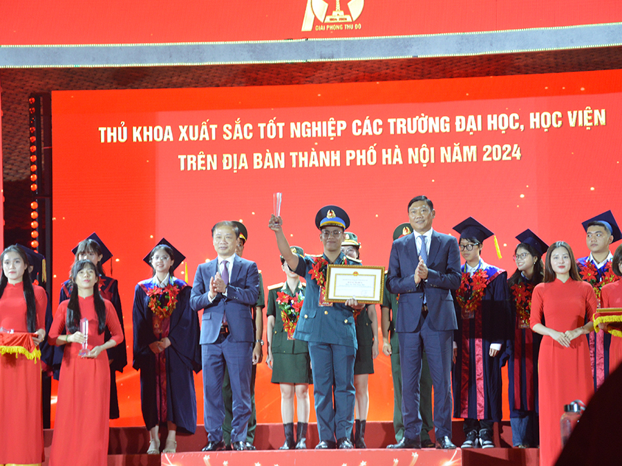 Học viện Phòng không-Không quân có 1 học viên được tuyên dương thủ khoa tốt nghiệp xuất sắc năm 2024