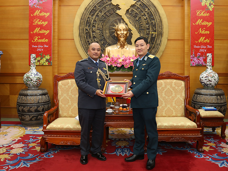 Tùy viên Quốc phòng Brunei Darussalam chào xã giao thủ trưởng Bộ Tư lệnh Quân chủng Phòng không - Không quân