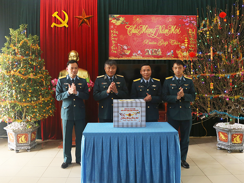 Trung tướng Nguyễn Văn Hiền - Tư lệnh Quân chủng PK-KQ kiểm tra sẵn sàng chiến đấu, chúc Tết một số đơn vị trực thuộc Sư đoàn 361