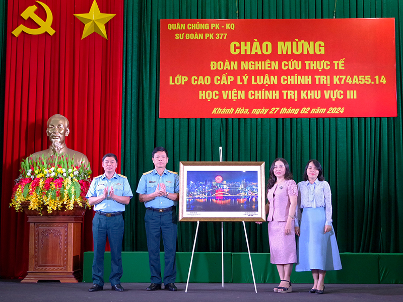 Đoàn học viên Học viện Chính trị Quốc gia Hồ Chí Minh khu vực III nghiên cứu thực tế tại Sư đoàn 377