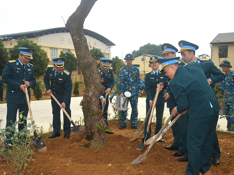 Học viện Phòng không - Không quân tổ chức phát động “Tết trồng cây đời đời nhớ ơn Bác Hồ” Xuân Giáp Thìn 2024