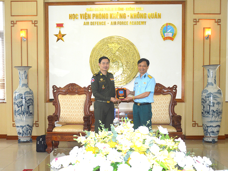 Đoàn Tuỳ viên quân sự Campuchia đến thăm và làm việc tại Học viện Phòng không - Không quân