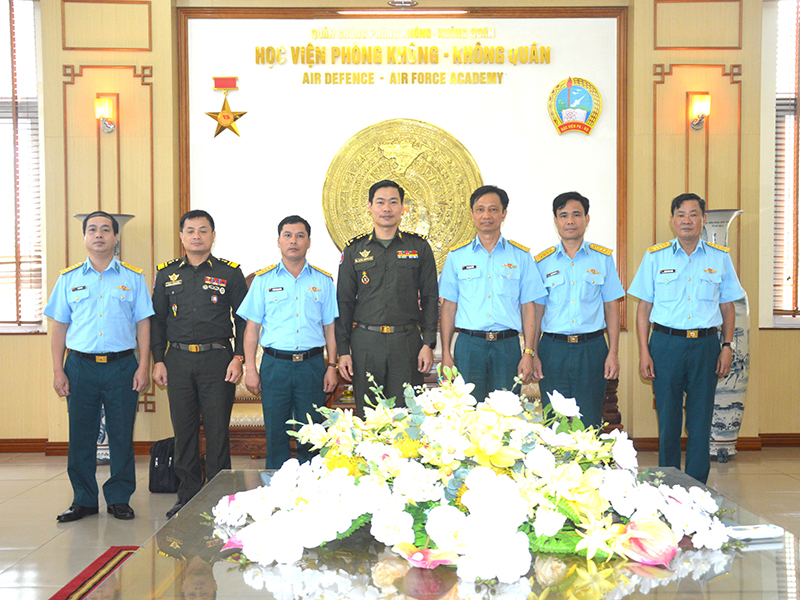 Đoàn Tuỳ viên quân sự Campuchia đến thăm và làm việc tại Học viện Phòng không - Không quân