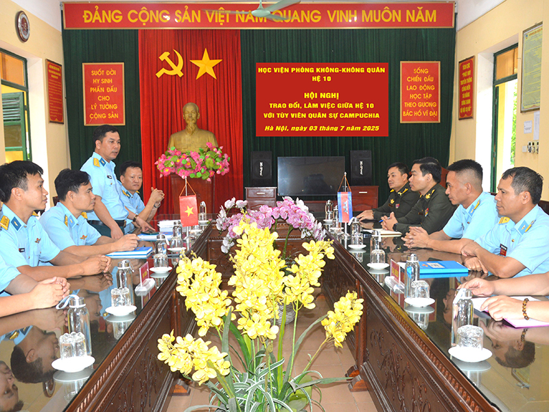 Đoàn Tuỳ viên quân sự Campuchia đến thăm và làm việc tại Học viện Phòng không - Không quân